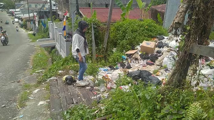DIKELUHKAN WARGA: Meski tersedia TPS3R, masih ada yang membuang sampah di dekat rumah warga di Jalan KH Agus Salim, Kelurahan Sebengkok, Senin (15/8).