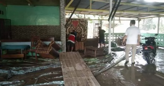 JEBOL: masyarakat terkena dampak jebolnya kolam limbah yang terjadi di Malinau.