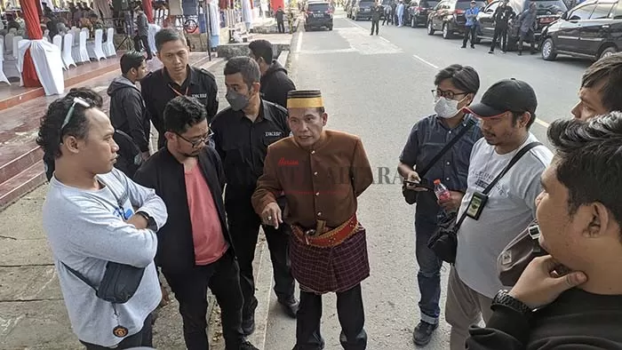 DEBAT: Kepala DKISP Kaltara Ilham Zain (pakai peci) menemui rekan-rekan wartawan perihal adanya pembatasan peliputan media saat upacara HUT ke 77 RI, Rabu (17/8).