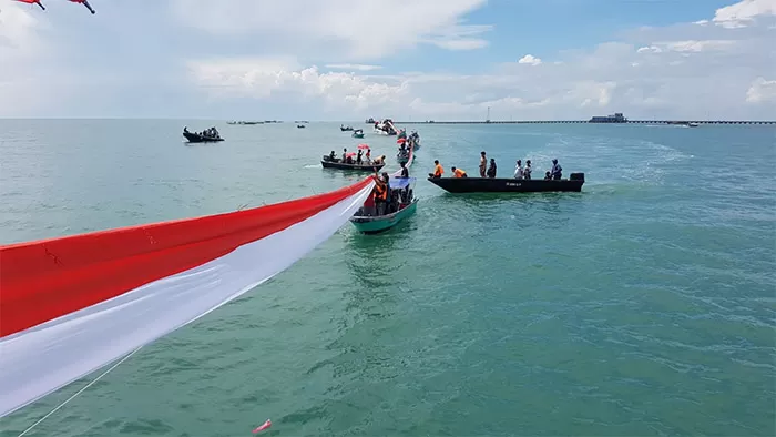 SEMARAK HUT RI: Pembentangan bendera merah putih sepanjang 10 km di perairan Pulau Sebatik, Kabupaten Nunukan, kemarin (17/8).