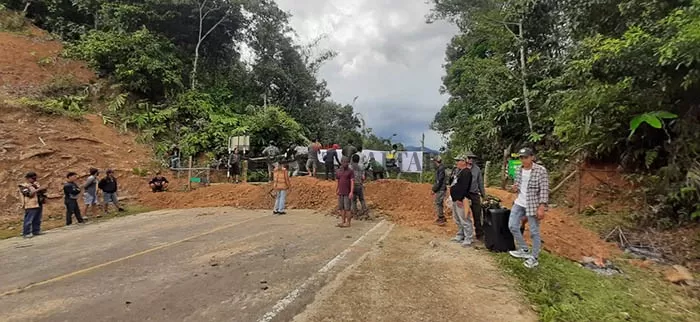 LINTAS PERDAGANGAN: Blokade yang dilakukan masyarakat Krayan Kabupaten Nunukan yang terjadi pada 5 Juli lalu sudah kembali dibuka. Masyarakat tetap membutuhkan distribusi produk Malaysia untuk kebutuhan harian.