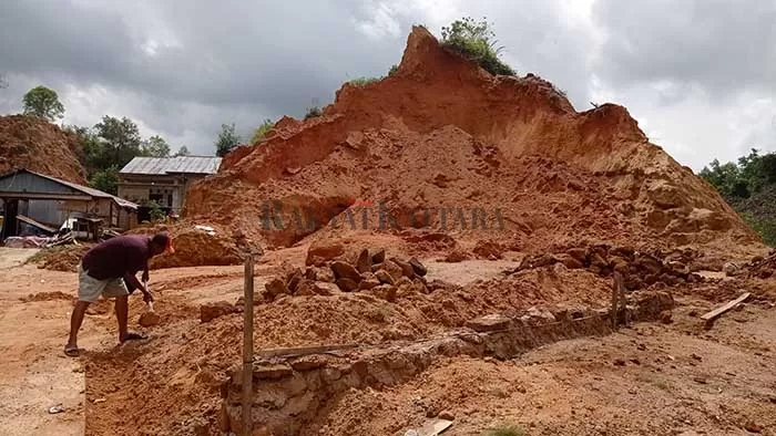 TKP TERTIMBUN LONGSOR: Warga RT 15 Jalan Anggrek II, Kelurahan Karang Anyar, Tarakan Barat membersihkan sisa-sisa tanah akibat galian yang menimbulkan korban jiwa, Rabu (24/8).