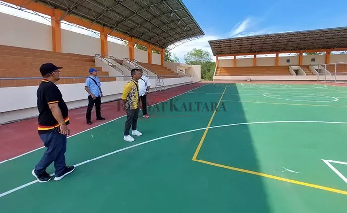 TINJAU VENUE: KONI Kaltara dan Dispora Kaltara meninjau venue olahraga di Lapangan Tenis Outdoor di kawasan Sport Center Tarakan, Kamis (1/9).