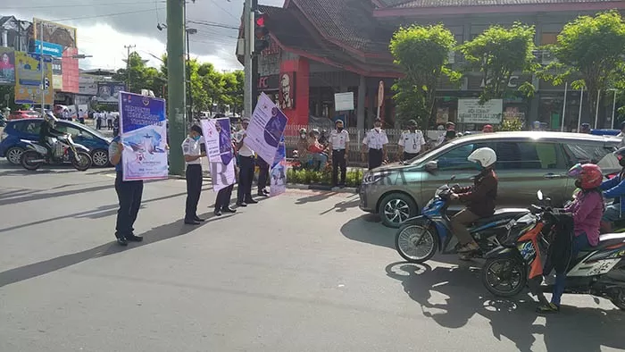 KAMPANYE: Satker Kementerian Perhubungan melakukan kampanye transportasi berkendara di simpang empat GTM Tarakan, Jumat (2/9).