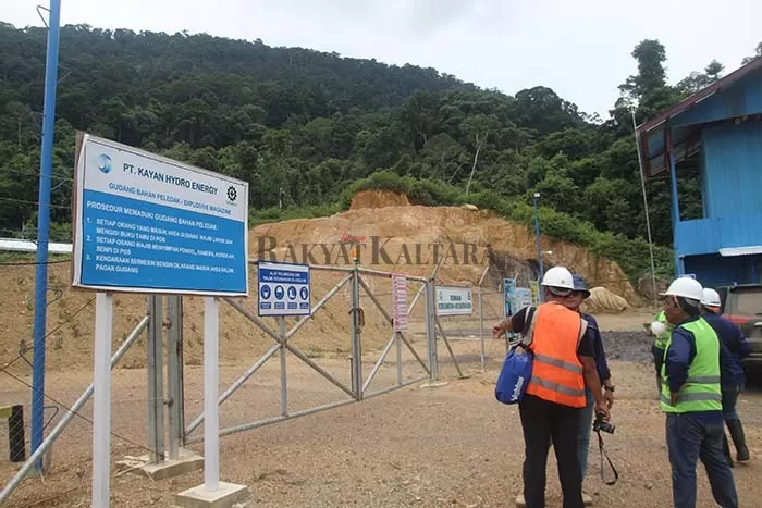 BANGUN GUDANG: Dalam area pembangunan PLTA Sungai Kayan sudah dibangun gudang bahan peledak yang rencananya akan diisi material peledak.