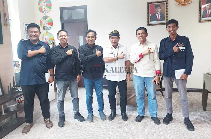 BERIKAN DUKUNGAN: Gubernur Kaltara Zainal Arifin Paliwang (tiga dari kanan) menerima audiensi PWI Kaltara terkait kesiapan menghadapi Porwanas di Jatim pada November mendatang.