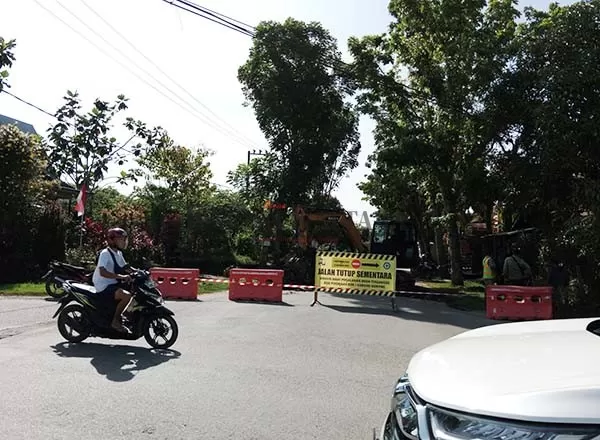 MASIH PENGERJAAN: Perempatan Jalan Jeruk Tanjung Selor ditutup sementara untuk pengerjaan pemasangan box culvert.