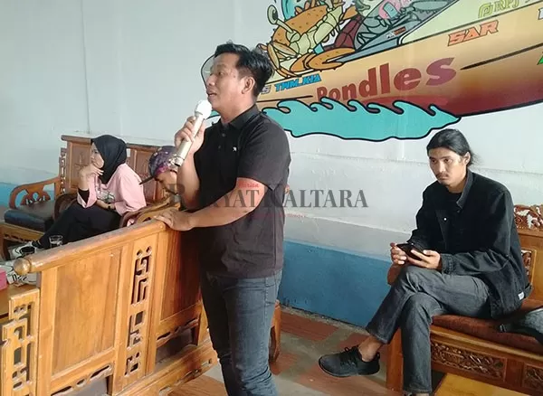 SULIT DAPAT BBM: Ketua HNSI Kaltara Muhammad Nur Hasan Alhuda menyampaikan keluhan alokasi BBM kepada Dinas Perikanan Tarakan, Senin (12/9).