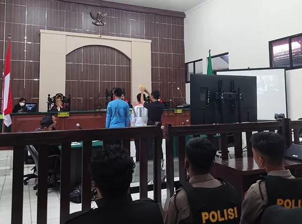 BERI KESAKSIAN: Herman dan Firsal saat diambil sumpah sebelum bersaksi pada persidangan perkara laka laut di Pengadilan Negeri Tarakan, Rabu (14/9).
