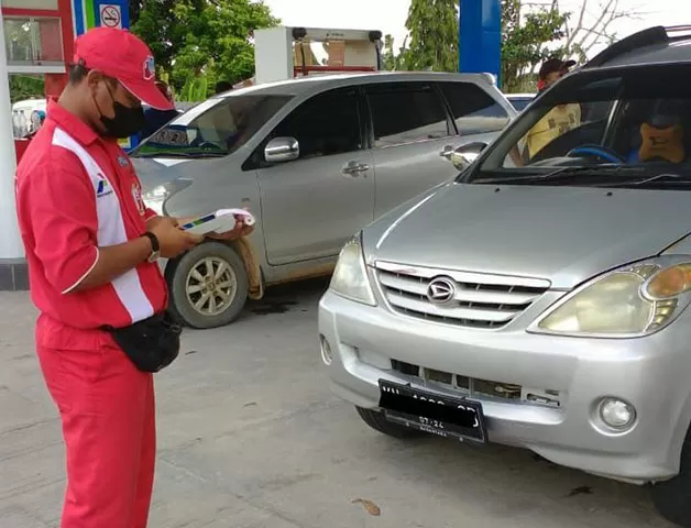 NOPOL DICATAT: Petugas SPBU mulai menerapkan pencatatan nopol kendaraan bagi pembelian BBM Subsidi agar tepat sasaran.