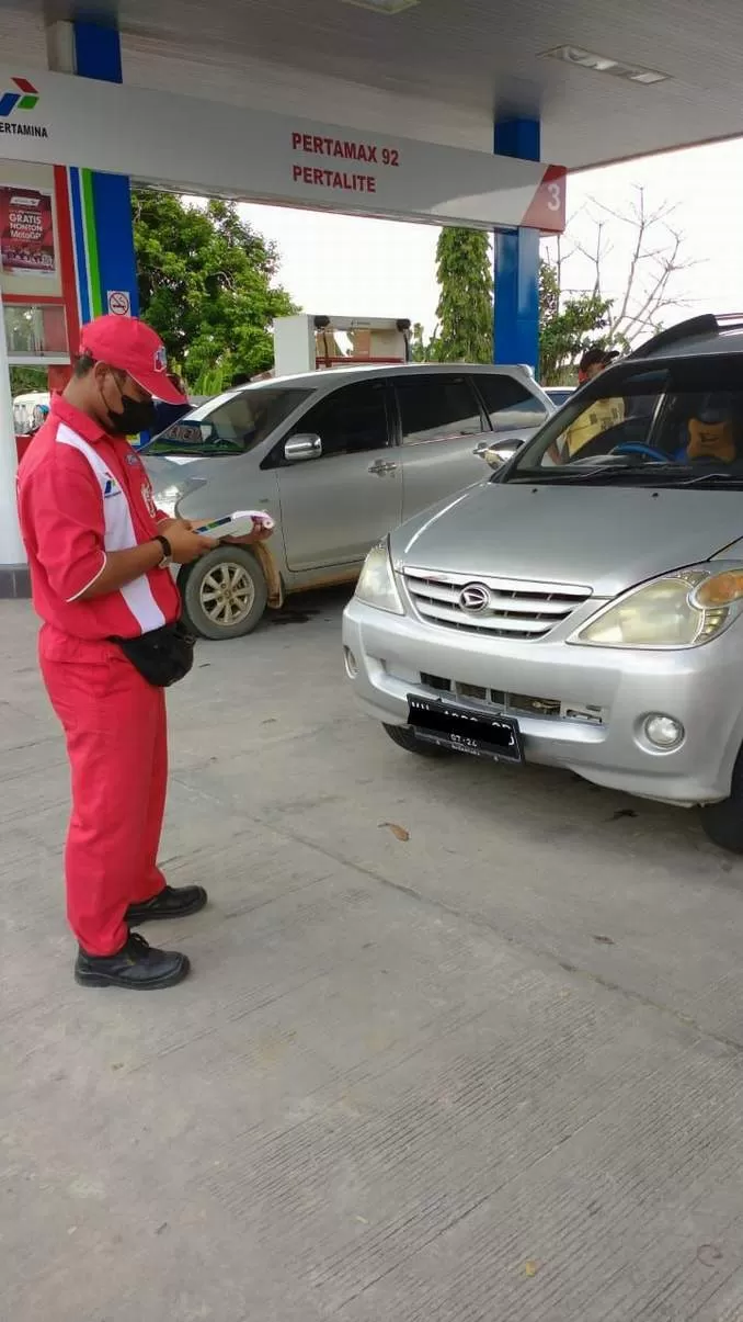CATAT NOPOL. Petugas SPBU mulai menerapkan pencatatan nopol kendaraan bagi pembelian BBM subsidi agar tepat sasaran.(PT Pertamina Patra Niaga Regional Kalimantan for HRK)