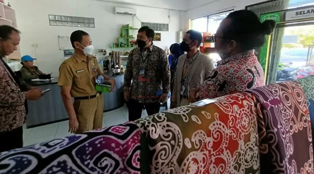 PANGSA PASAR BATIK: KPwBI Kaltara saat melihat langsung hasil pengrajin batik di UMKM Center Tarakan, Selasa (20/9).