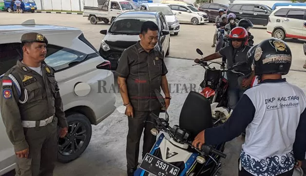 SEPI DARI PENGETAP: Tidak terlihat pengetap di SPBU Jalan Sengkawit Tanjung Selor saat DPRD Kaltara dan instansi terkait lakukan pemantauan.