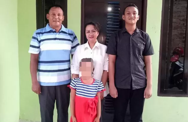 DIDUGA DITIPU: Endang Sunarsih saat berfoto bersama suami dan anaknya. Endang meminta Pemerintah Indonesia dapat memulangkan dirinya dari Malaysia.