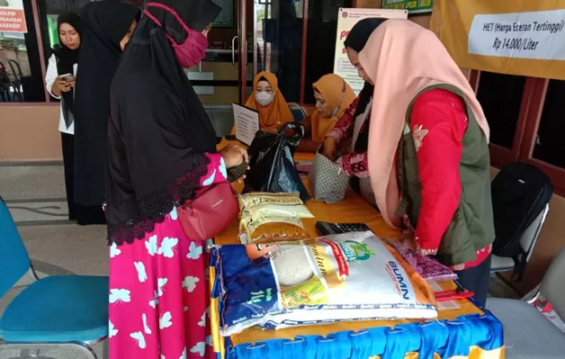 TEKAN HARGA: Perum Bulog Sub Divre Tarakan mendistribusikan minyak goreng dengan mengadakan pasar murah di setiap kelurahan.