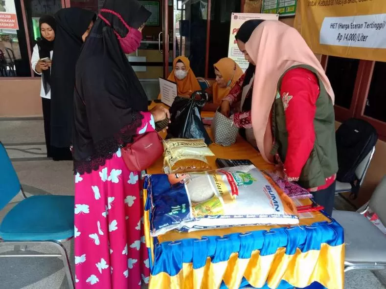 TEKAN HARGA: Perum Bulog Sub-Divre Tarakan mendistribusikan minyak goreng dengan mengadakan pasar murah di setiap kelurahan.