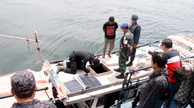 PATROLI: Tim gabungan BNNP Kaltara dan Bea Cukai Tarakan melakukan patroli di perairan sekitar Tarakan, Kamis (22/9) lalu.