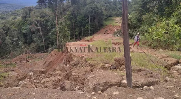 DALAM PENANGANAN: Kondisi longsor yang terjadi di Krayan, Kabupaten Nunukan masih diupayakan untuk dikerjakan.