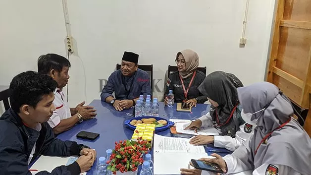 HARI TERAKHIR: Ketua KPU Kaltara Suryanata Al Islami (berpeci) didampingi Ketua Bawaslu Kaltara Suryani saat lakukan verifikasi faktual terhadap partai Perindo Kaltara, kemarin (17/10).