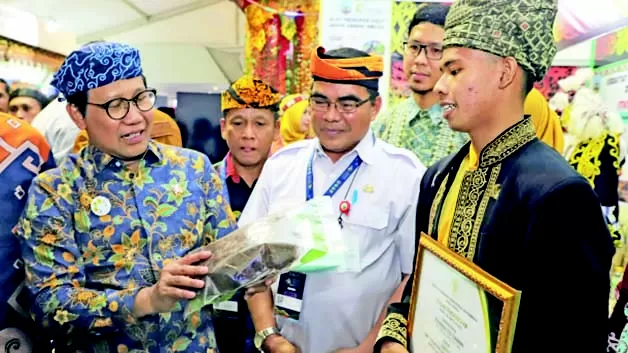 RAIH JUARA: Sekretaris Provinsi Kaltara, Dr. H Suriansyah, M.AP (tengah) saat hadir di acara puncak TTG Nusantara XXIII Tahun 2022 di Aston Cirebon Hotel and Convention, Jawa Barat, Rabu (19/10).