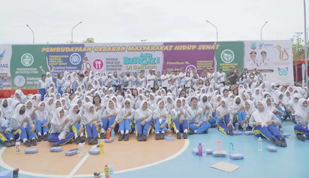 KALTARA DI HATI: Gubernur Kaltara Drs H Zainal Arifin Paliwang SH, M.Hum berfoto bersama siswa SMA Negeri 1 Tanjung Selor usai melakukan Gerakan Serentak Pemberian Tablet Tambah Darah, Rabu (26/10).