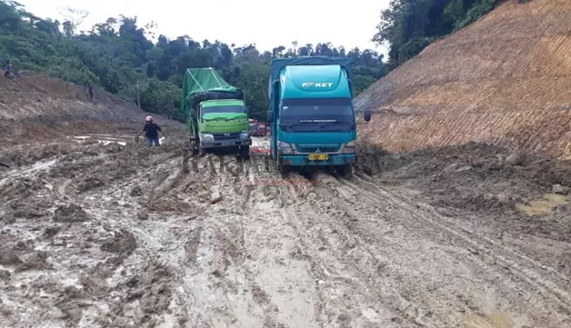AKSES RUSAK: Kondisi jalan yang berada di Trans Kalimantan (Bulungan-Berau) menyulitkan kendaraan melintas apalagi saat cuaca hujan.
