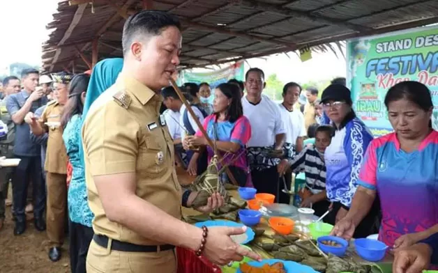 CICIPI JAJANAN: Festival jajanan khas Tana Tidung yang dikunjungi Bupati KTT Ibrahim Ali dalam pelaksanaan Festival Budaya Iraw, Senin (31/10) lalu.