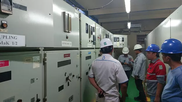 PERBAIKAN: Petugas PLN UPDK Tarakan melakukan perbaikan unit pembangkit listrik yang mengalami gangguan akibat petir, Selasa (1/11).
