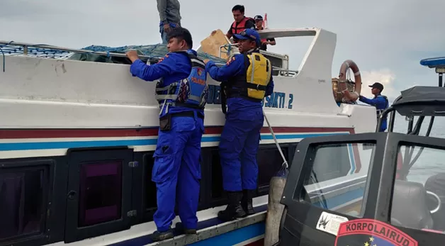 PATROLI LAUT: Tim gabungan Ditpolairud Polda Kaltara dan Bea Cukai Tarakan memeriksa speedboat reguler dari Nunukan di perairan Tarakan, Kamis (3/11).