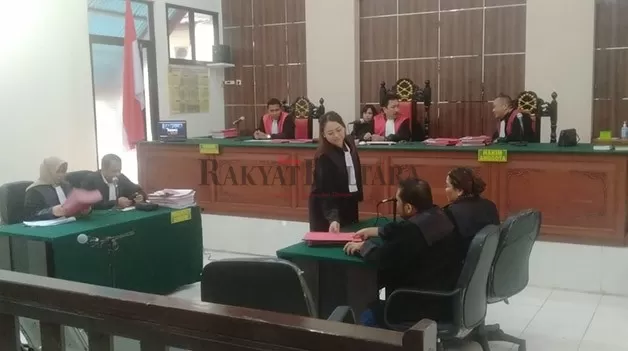 PEMBACAAN TUNTUTAN: Persidangan dengan agenda pembacaan tuntutan terhadap perkara sabu 8 kg yang melibatkan petugas Avsec Bandara Juwata Tarakan digelar di Pengadilan Negeri Tarakan, Kamis (3/11).