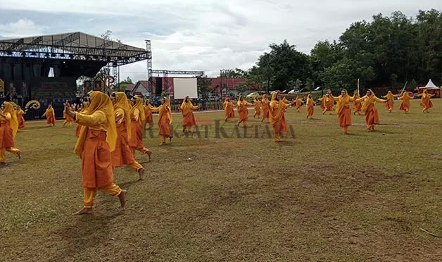 SEMARAK IRAU: Tarian adat dari Desa Menjelutung Kecamatan Sesayap Hilir cukup menghibur masyarakat dalam Festival Budaya Irau KTT.