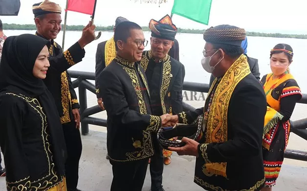 KINERJA BUPATI DIPUJI: Wakil Ketua MPR RI Yandri Susanto saat tiba di KTT untuk menghadiri Festival Budaya Irau.
