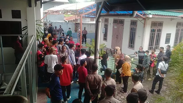 PROTES: Keluarga korban mendesak terdakwa Asrul agar membongkar perkara kecelakaan laut yang diduga melibatkan oknum polisi Hasbudi, usai pembacaan putusan Pengadilan Negeri Tarakan, Senin (7/11).