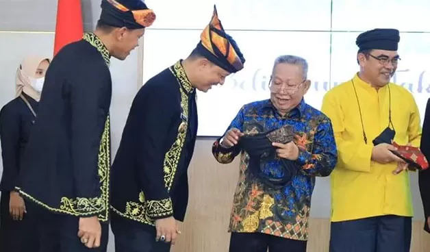 EMBAN TUGAS BARU: Bupati KTT Ibrahim Ali (dua dari kiri) dipercaya menjadi Ketua FKWT Kaltara periode 2022-2027.