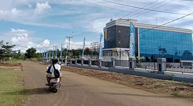 DIRESMIKAN BUPATI KTT: Bangunan Bankaltimtara yang dinilai cukup megah berada di Jalan Trans Kalimantan, Tideng Pale.