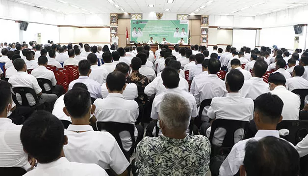 BERI ARAHAN: Gubernur Kaltara Drs H Zainal Arifin Paliwang, S.H.,M.Hum memberikan sambutan terhadap para kades di Nunukan.
