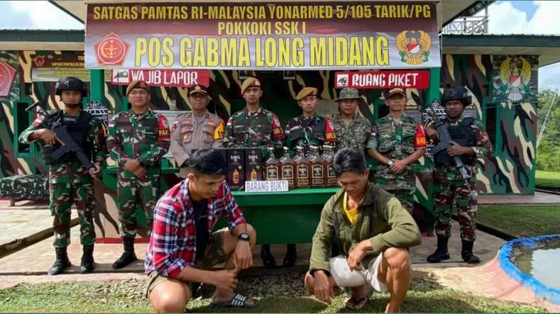 TAK BERKUTIK: Puluhan botol minuman keras (miras) gagal diselundupkan di perbatasan Indonesia–Malaysia. Dalam kasus ini, aparat mengamankan dua tersangka.