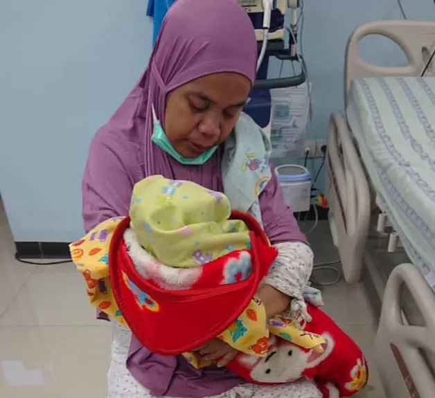 MENINGGAL DUNIA: Bayi berumur 4 bulan Gen Arjuna digendong ibunya saat dirujuk ke Makassar untuk mendapatkan penanganan medis.
