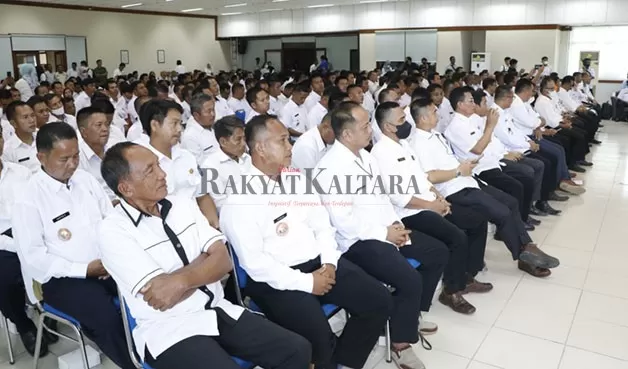 PENGELOLAAN DESA: Para Kepala Desa di Nunukan saat mendengarkan arahan Gubernur Kaltara Drs H Zainal Arifin Paliwang, S.H.,M.Hum, belum lama ini.