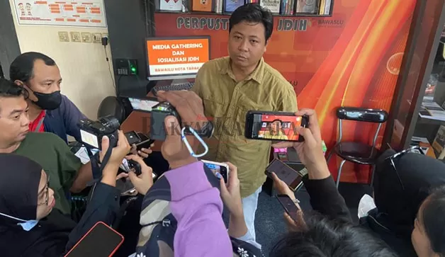 REKRUTMEN PANWASCAM: Koordinator Divisi Hukum Pencegahan Parmas dan Humas Bawaslu Kota Tarakan Dian Antarja berikan penjelasan kepada sejumlah awak media.