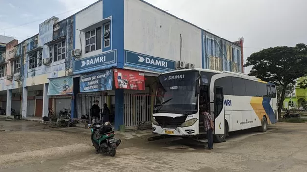 MASIH NUMPANG: Areal Pasar Induk Tanjung Selor masih digunakan untuk terminal bus Damri untuk mengangkut penumpang.
