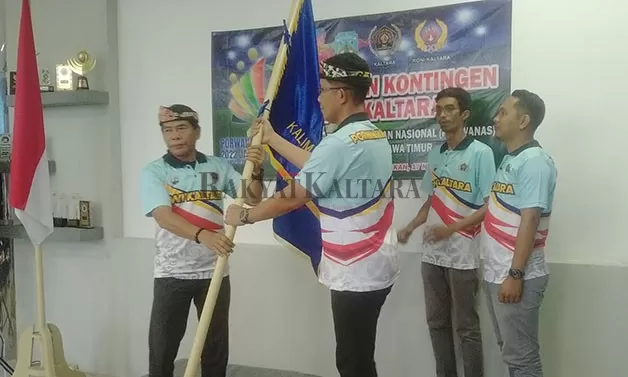 PELEPASAN KONTINGEN: Gubernur Kaltara Zainal Arifin Paliwang (kiri) melepas langsung kontingen PWI Kaltara yang akan berlaga di ajang Porwanas XIII Jatim, Kamis (17/11).
