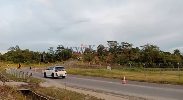PENGALIHAN JALUR: Rencana pengembangan Bandara Tanjung Harapan Tanjung Selor, membuat arus lalu lintas di Jalan Agathis harus dialihkan.