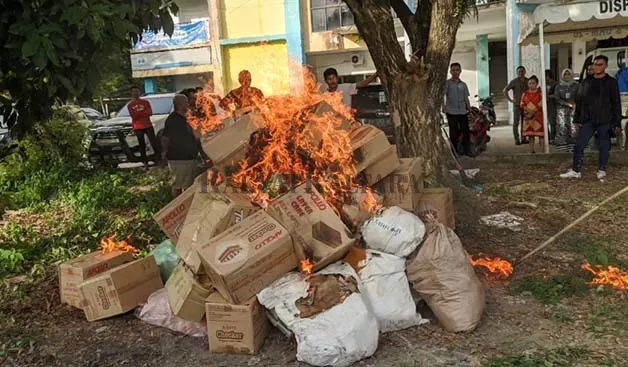 PENGAWASAN PRODUK ILEGAL: Pemusnahan dengan cara dibakar terhadap produk Malaysia yang masuk ke Kaltara secara ilegal tanpa memiliki izin edar.