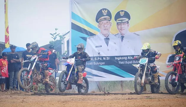 UNJUK BAKAT: Para Crosser memeriahkan Kejurnas Grasstrack Seri IV Region IV Kalimantan.