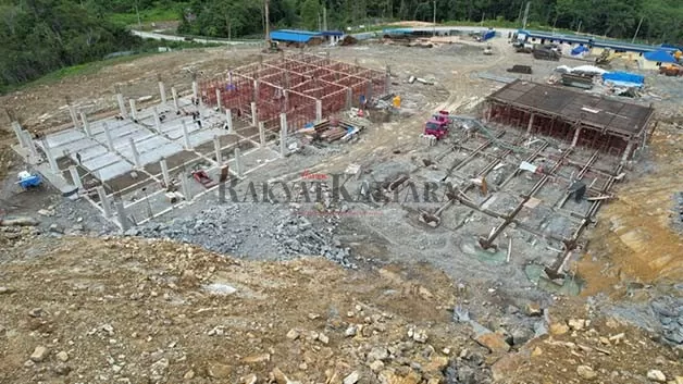MASIH TAHAP PENGERJAAN: Pembangunan gedung DPRD Kaltara berlokasi di kawasan KBM Tanjung Selor masih dikerjakan.