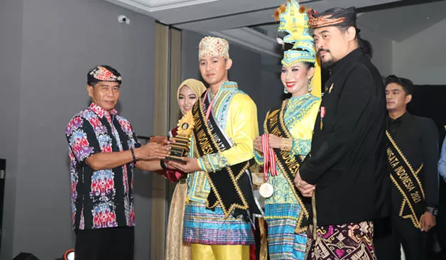 BERI SELAMAT: Gubernur Kaltara Drs H Zainal Arifin Paliwang SH, M.Hum memberikan selamat kepada finalis yang terpilih menjadi Duta Wisata Indonesia, pada Minggu (20/11) malam.