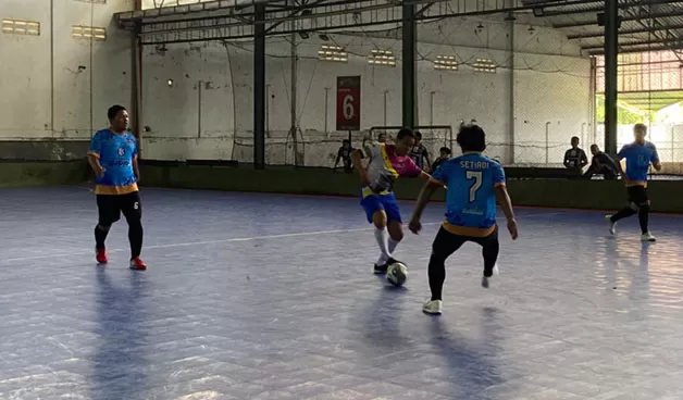 LAGA PERDANA: Tim Futsal Kaltara saat bersua Lampung pada ajang Porwanas XIII, Senin (21/11).