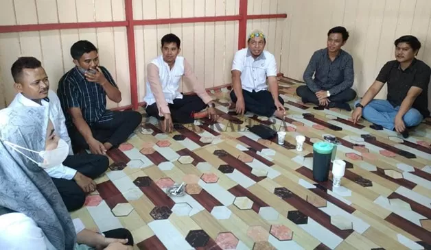 BERI ARAHAN: Pimpinan Bawaslu Bulungan saat lakukan kunjungan ke Panwascam Tanjung Selor, Rabu (23/11).
