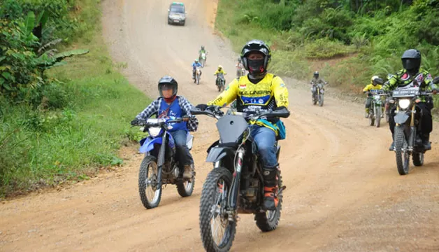 KUNKER PAKAI TRAIL: Bupati Bulungan Syarwani (baju kuning) mengendarai sepeda motor jenis trail menuju Desa Long Buang, Kecamatan Peso.